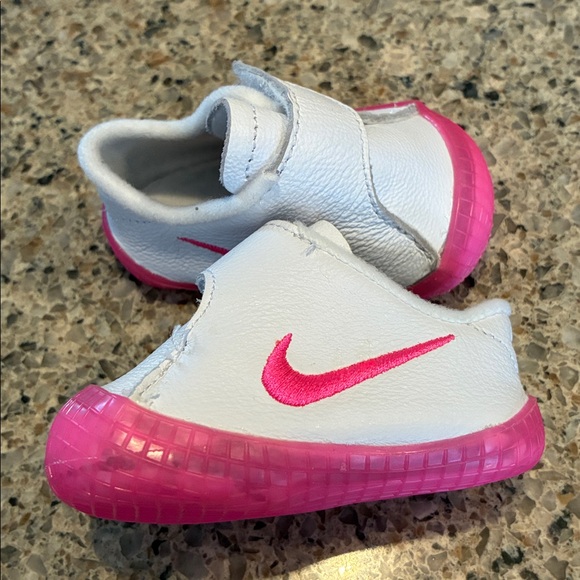 1C Nike Leather Crib Shoes with Velcro strap - Picture 6 of 7